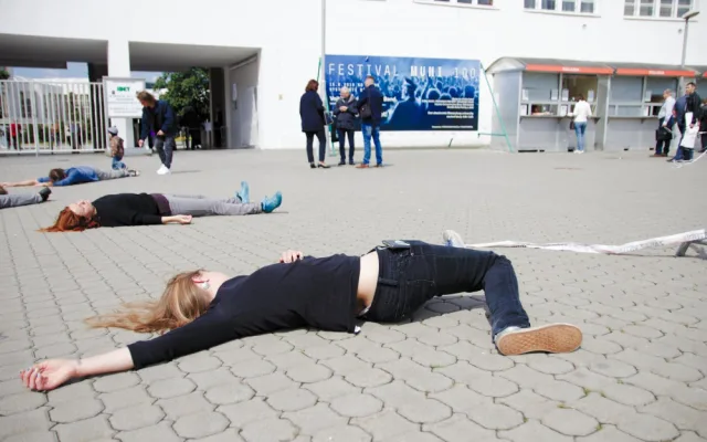 Protestní happening proti konání veletrhu IDET