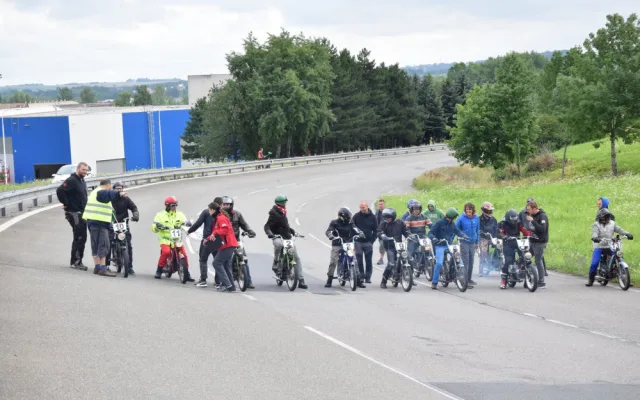 Závod mopedů