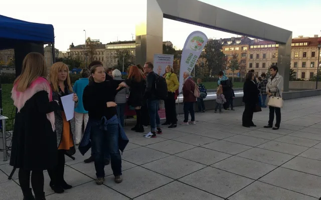FOTO: Fontána před Janáčkovým divadlem se včera rozsvítila na růžovo