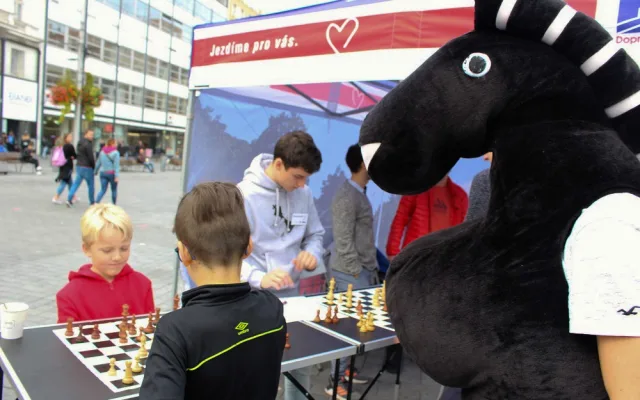 Zahrát si šachy v šalině? To můžete jedině v Brně