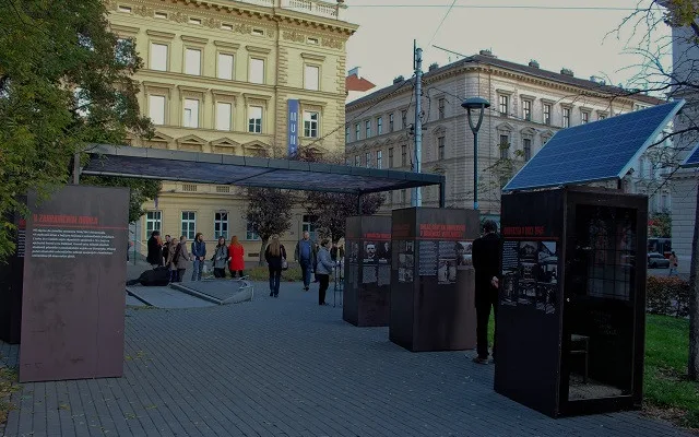 Výstava na Žerotínově náměstí vypráví příběh o nejtemnějším období Masarykovy univerzity