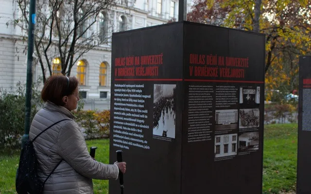 Výstava na Žerotínově náměstí vypráví příběh o nejtemnějším období Masarykovy univerzity