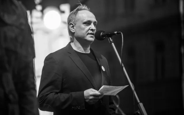 Při národní hymně bylo na místě okolo tří tisíc lidí. FOTO: Tomáš Hrivňák