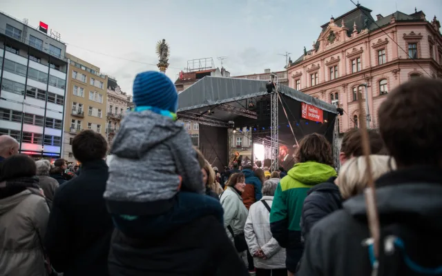 Při národní hymně bylo na místě okolo tří tisíc lidí. FOTO: Tomáš Hrivňák