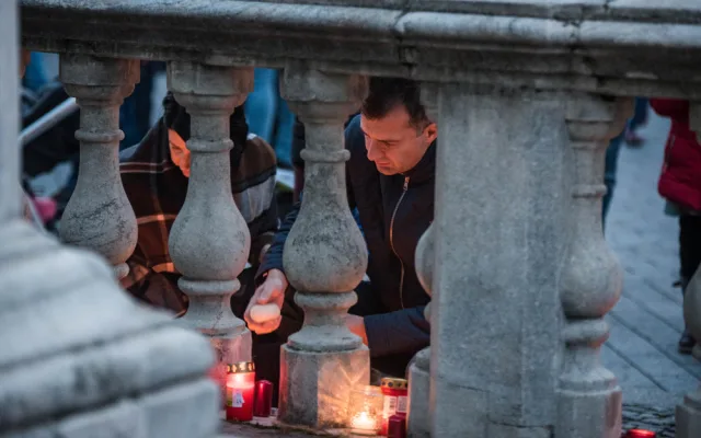 Při národní hymně bylo na místě okolo tří tisíc lidí. FOTO: Tomáš Hrivňák