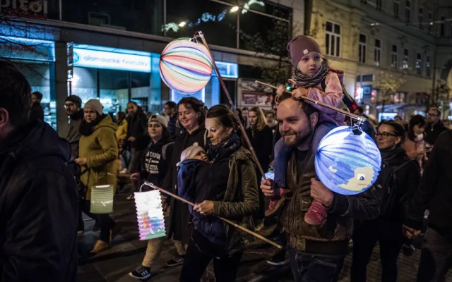 Při národní hymně bylo na místě okolo tří tisíc lidí. FOTO: Tomáš Hrivňák