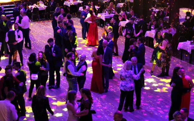 Brněnský Queerball 2020 propagoval s tématem Spolu navěky manželství pro všechny