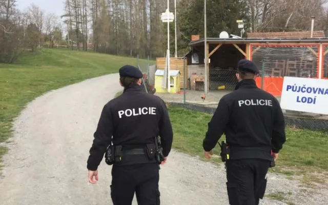 FOTO: Přehrada zůstala o víkendu poloprázdná, policisté chválí brňany za dodržování předpisů
