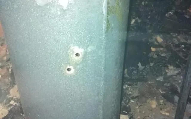 VIDEO: U požáru domu zasahovali policejní odstřelovači. Museli prostřelit tlakovou lahev