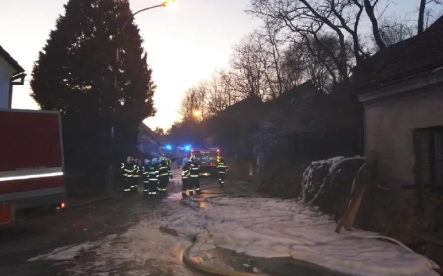 VIDEO: U požáru domu zasahovali policejní odstřelovači. Museli prostřelit tlakovou lahev