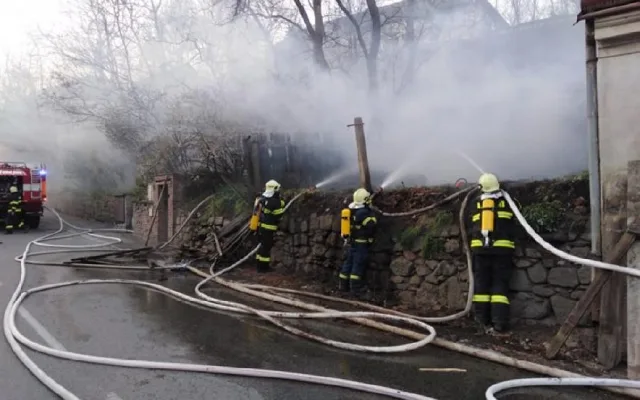 VIDEO: U požáru domu zasahovali policejní odstřelovači. Museli prostřelit tlakovou lahev