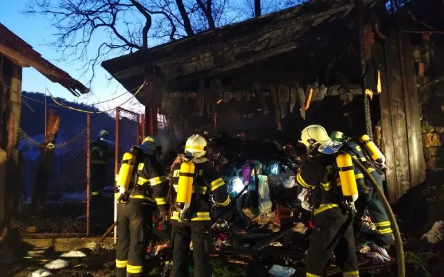 VIDEO: U požáru domu zasahovali policejní odstřelovači. Museli prostřelit tlakovou lahev