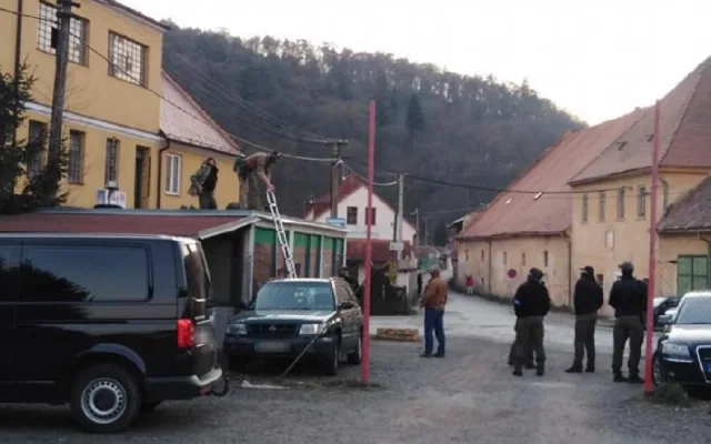 VIDEO: U požáru domu zasahovali policejní odstřelovači. Museli prostřelit tlakovou lahev