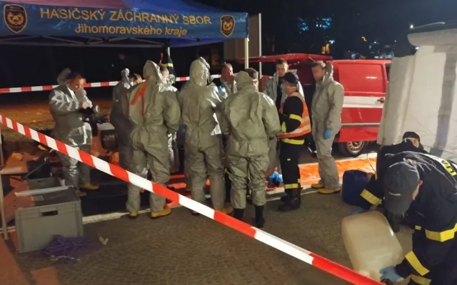 FOTO: Hasiči preventivně vydezinfikovali tři patra Fakultní nemocnice v Brně