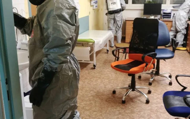 FOTO: Hasiči preventivně vydezinfikovali tři patra Fakultní nemocnice v Brně