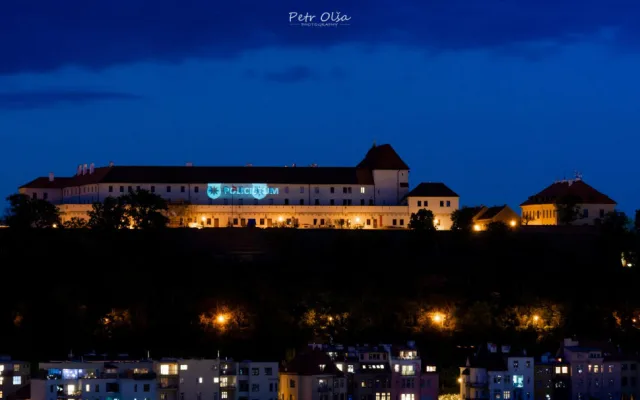 FOTO: Špilberk se rozsvítil na počest lidem, kteří přispěli ke zvládnutí pandemie koronaviru