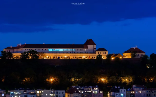FOTO: Špilberk se rozsvítil na počest lidem, kteří přispěli ke zvládnutí pandemie koronaviru