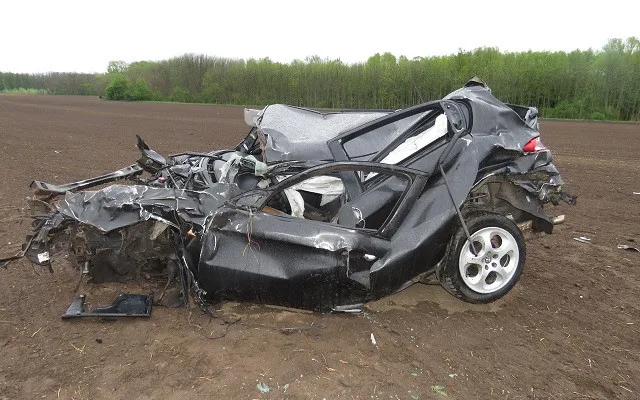 FOTO: Sešrotované auto ležící desítky metrů od silnice a řidič jen se škrábanci. Opilý mladík přežil vlastní smrt