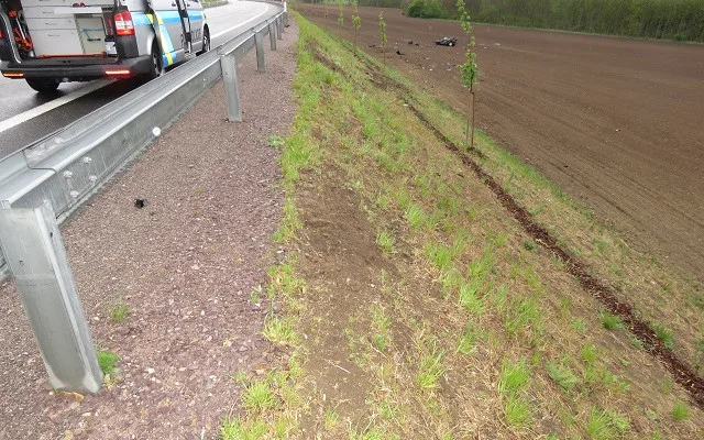 FOTO: Sešrotované auto ležící desítky metrů od silnice a řidič jen se škrábanci. Opilý mladík přežil vlastní smrt