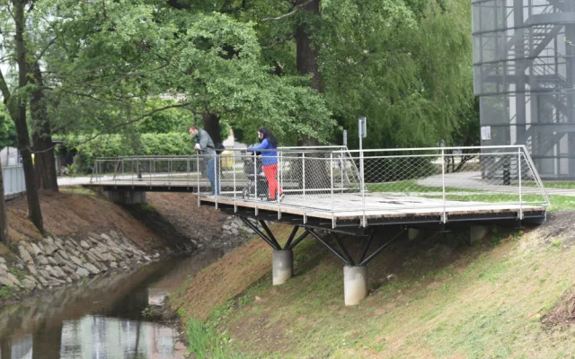 FOTO: Ponávka ožije životem. Okolo brněnské říčky vznikl nový park a odpočinková zóna