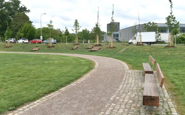 FOTO: Ponávka ožije životem. Okolo brněnské říčky vznikl nový park a odpočinková zóna