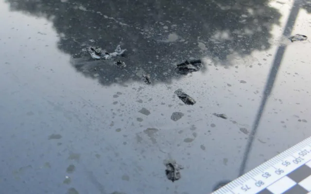FOTO: Rozřezané pneumatiky a rozleptaný lak. Vandal opět ničil auta na Brněnsku