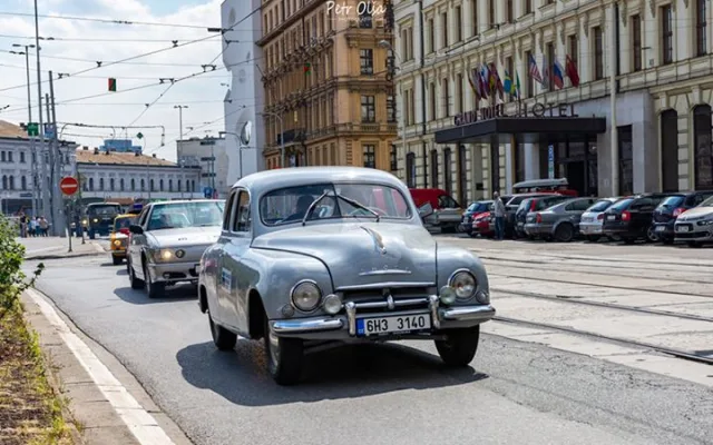 FOTO: Víkend v Brně patřil historickým vozům. Obdivovat je přišly stovky lidí