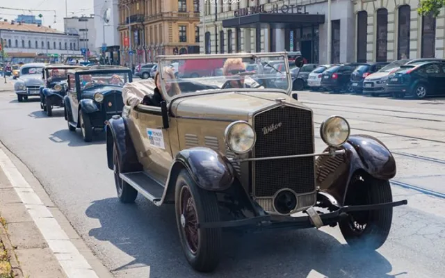 FOTO: Víkend v Brně patřil historickým vozům. Obdivovat je přišly stovky lidí