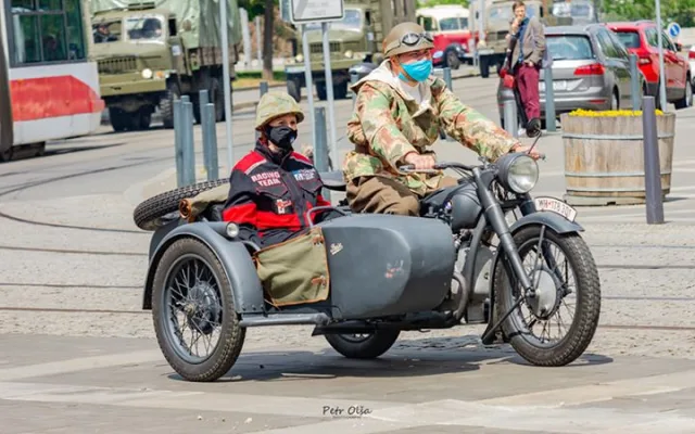 FOTO: Víkend v Brně patřil historickým vozům. Obdivovat je přišly stovky lidí