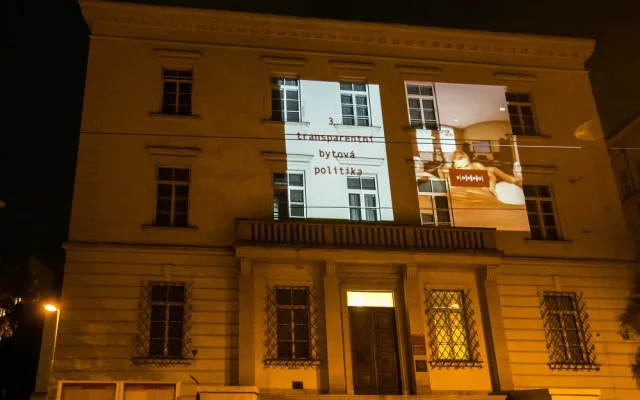 FOTO: Aktivisté promítali na budovu brněnského magistrátu porno