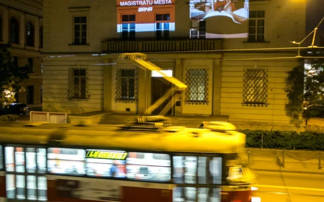 FOTO: Aktivisté promítali na budovu brněnského magistrátu porno