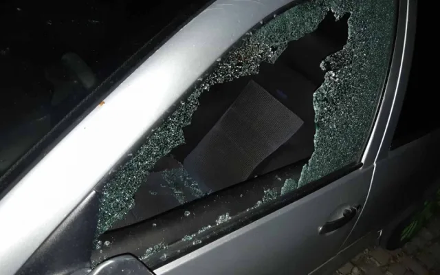 Maskovaný vandal přijel o půlnoci rozmlátit majiteli před dům jeho auto
