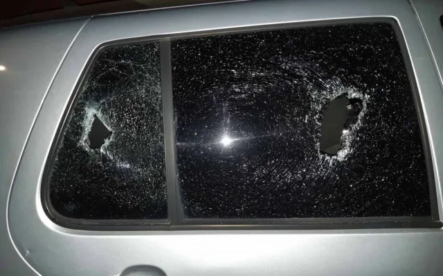 Maskovaný vandal přijel o půlnoci rozmlátit majiteli před dům jeho auto