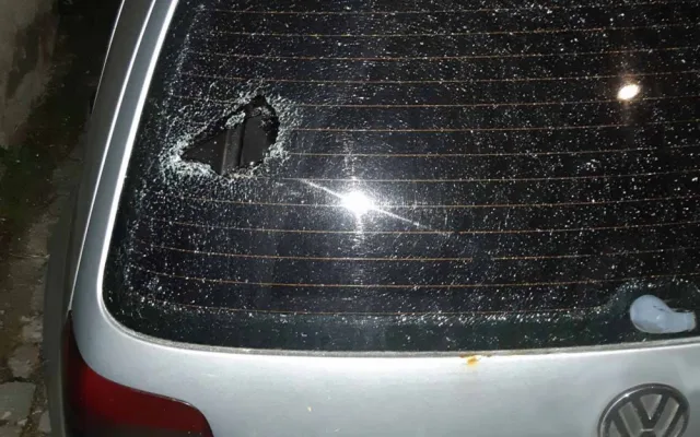 Maskovaný vandal přijel o půlnoci rozmlátit majiteli před dům jeho auto