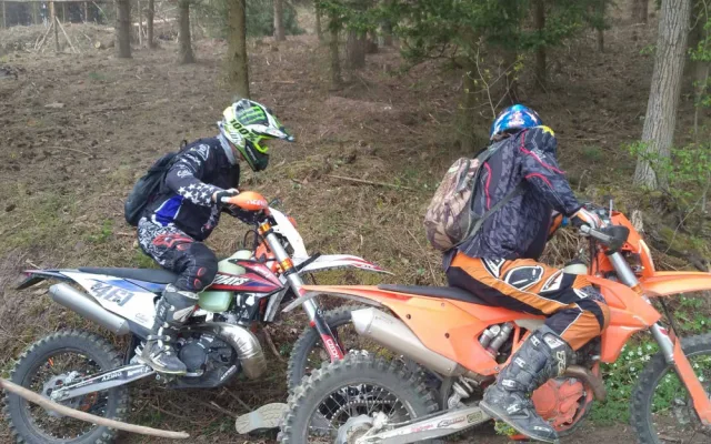 FOTO: Policie pátrá po agresivním gangu motorkářů, kteří napadl skupinu lesních dělníků
