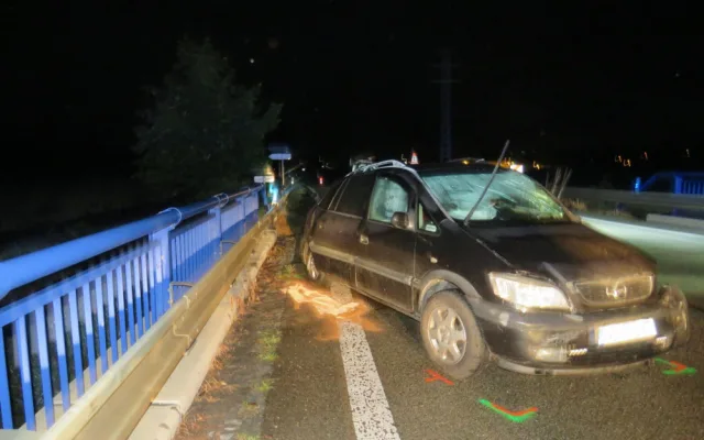 Řidič při předjíždění dostal smyk na mokré vozovce a narazil do protijedoucího auta. Skončil ve vážném stavu v nemocnici