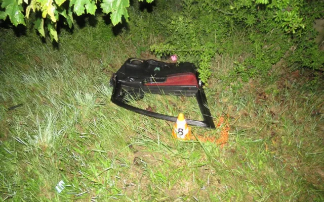 Řidič při předjíždění dostal smyk na mokré vozovce a narazil do protijedoucího auta. Skončil ve vážném stavu v nemocnici