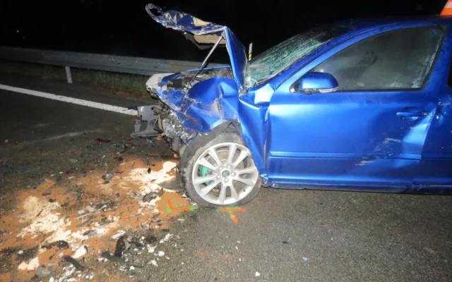 Řidič při předjíždění dostal smyk na mokré vozovce a narazil do protijedoucího auta. Skončil ve vážném stavu v nemocnici