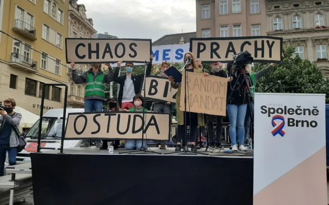FOTO/VIDEO: Náměstí Svobody zaplnili demonstranti. S hashtagem #ptamesevlady protestovali proti krokům vlády