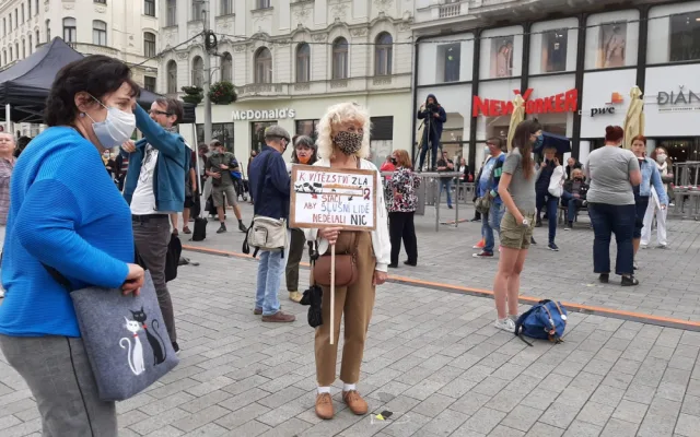 FOTO/VIDEO: Náměstí Svobody zaplnili demonstranti. S hashtagem #ptamesevlady protestovali proti krokům vlády
