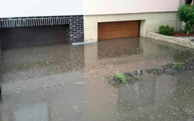 FOTO: Hasiči dnes celý den likvidují po Jihomoravském kraji následky bouřek