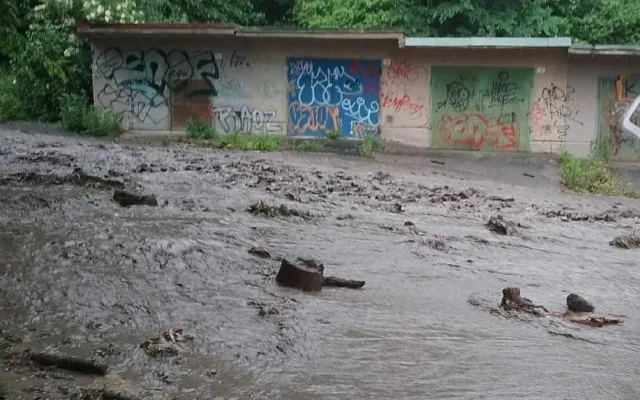 FOTO: Hasiči dnes celý den likvidují po Jihomoravském kraji následky bouřek
