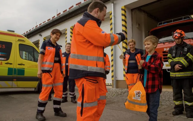 Osmiletý Adam se zraněný dostal z auta, aby zachránil život svému kamarádovi a jeho mamince po autohavárii