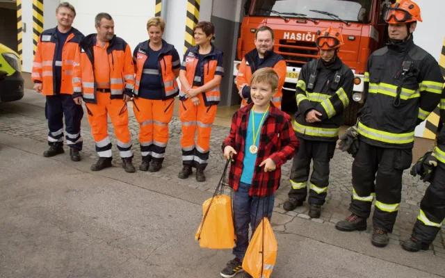 Osmiletý Adam se zraněný dostal z auta, aby zachránil život svému kamarádovi a jeho mamince po autohavárii