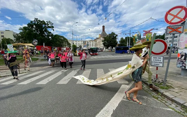FOTO/VIDEO: Alegorický pochod v Brně upozornil na nedostatek opatření na ochranu klimatu v novém územním plánu