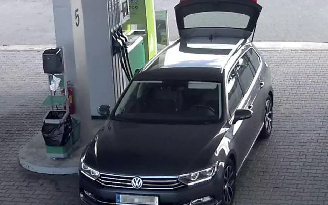 FOTO: Policie pátrá po nenasytném řidiči v Passatu. Tankuje naftu zadarmo a mění registrační značky