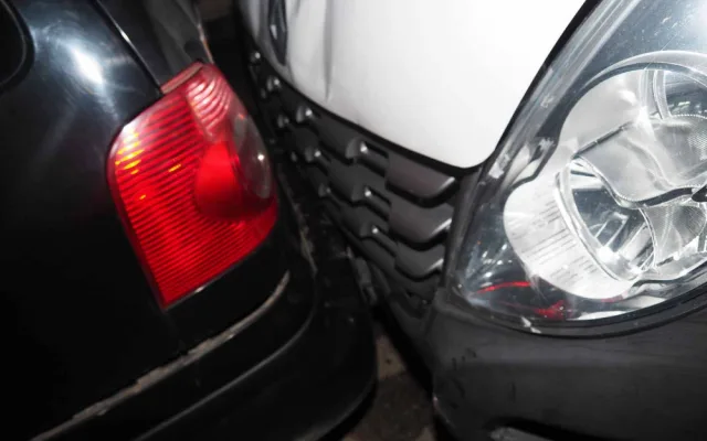 FOTO: Opilý řidič nezvládl zatáčku a srazil popelnice jako kuželky, zastavil se až o auto