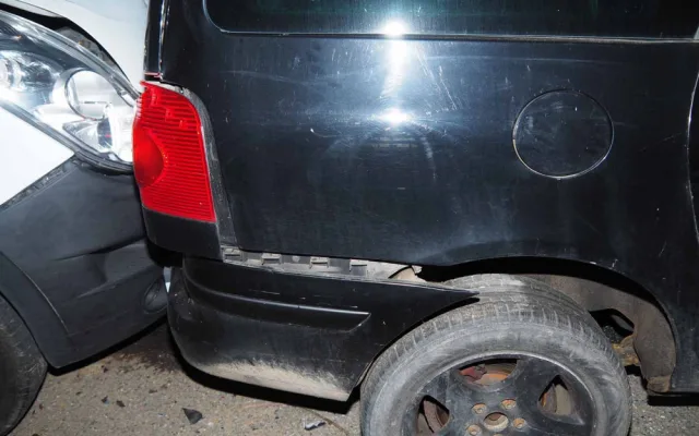FOTO: Opilý řidič nezvládl zatáčku a srazil popelnice jako kuželky, zastavil se až o auto
