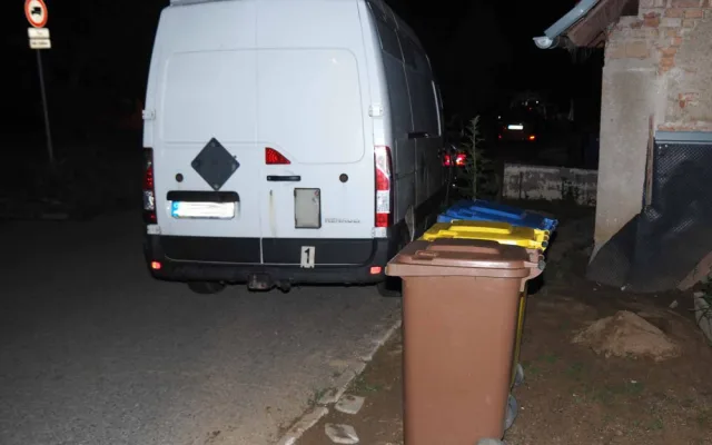 FOTO: Opilý řidič nezvládl zatáčku a srazil popelnice jako kuželky, zastavil se až o auto
