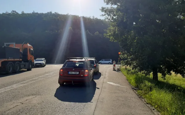 Dělníci opravují křižovatku u Kuřimi. Na tahu na Svitavy stojí řidiči z obou směrů v kilometrových kolonách
